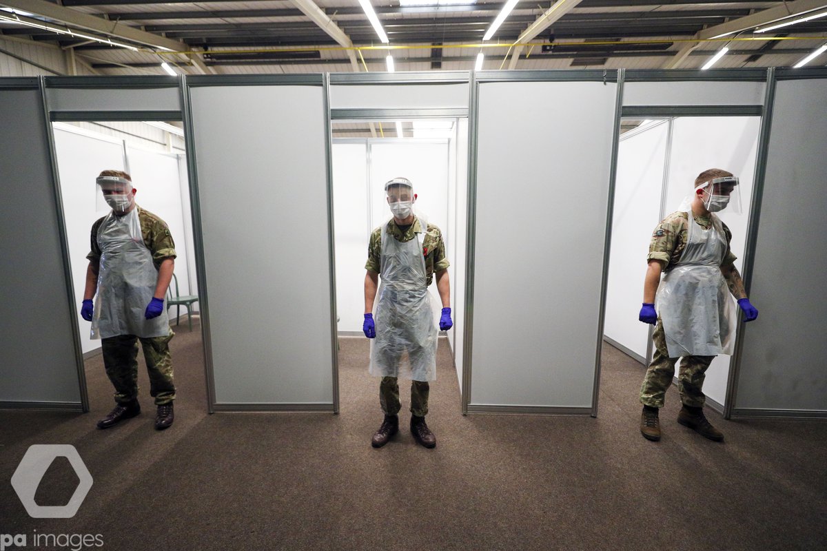 Alamy_Editorial's tweet image. Soldiers practice on themselves at the Liverpool Tennis Centre in Wavertree, before the start of the mass Covid-19 testing in Liverpool.

📷Peter Byrne/PA Images - see more at go.paimages.co.uk/LatestNews_T

#coronavirus #Liverpooltesting