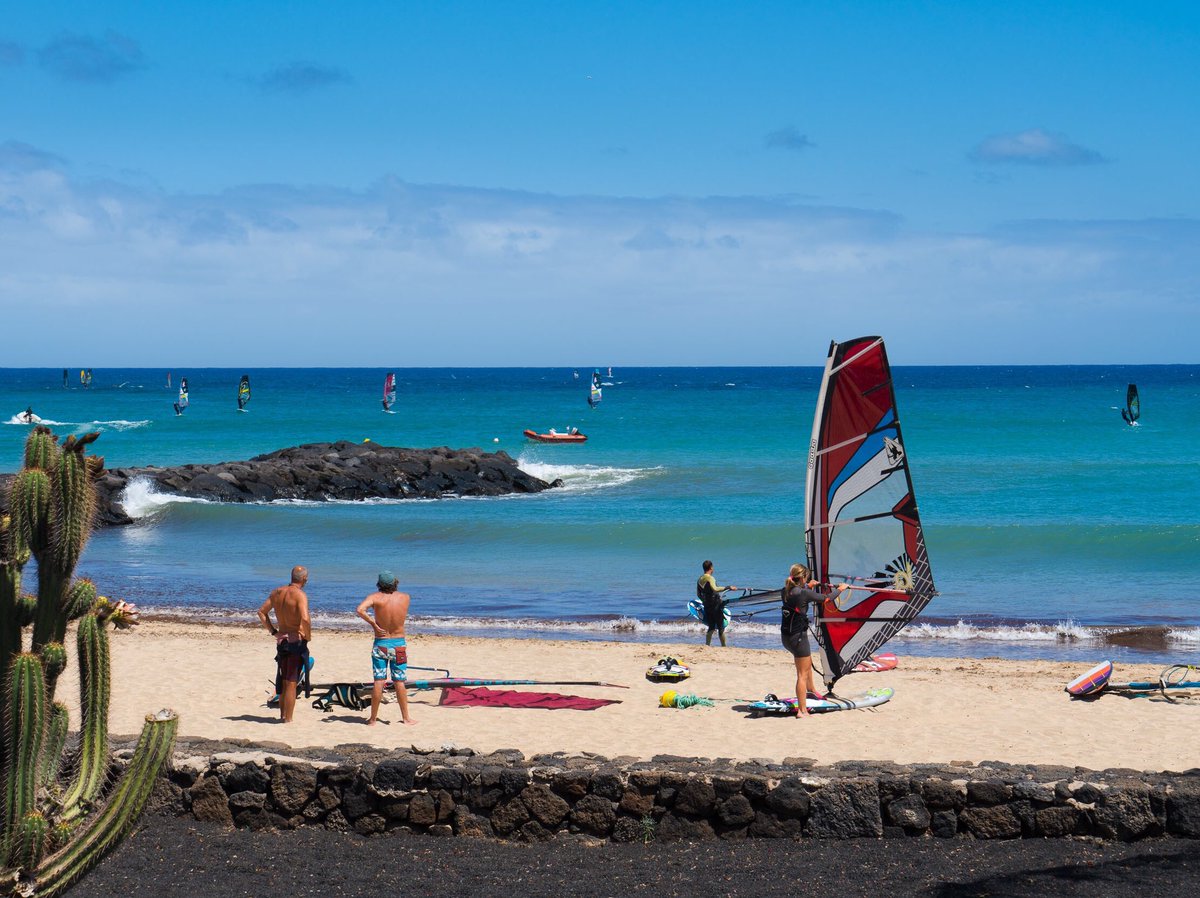LanzaroteSD's tweet photo. If you LOVE windsurfing, #Lanzarote is your sports destination for any time of year ☀️💨

#LanzaroteESD #CostaTeguise https://t.co/s2wnj1qBRw