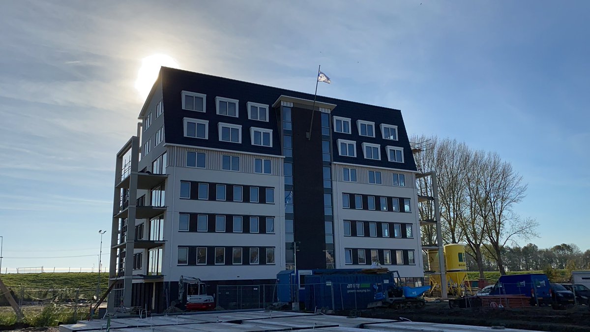 Patrickvdstok's tweet photo. Vandaag 1 jaar geleden waren we aan het heien en inmiddels staat er een prachtig appartementencomplex buiten worden de laatste werkzaamheden gedaan en binnen schieten we goed op met de afbouw. @weboma #19appBDW te ‘s-Gravendeel https://t.co/XvP6AcUFag