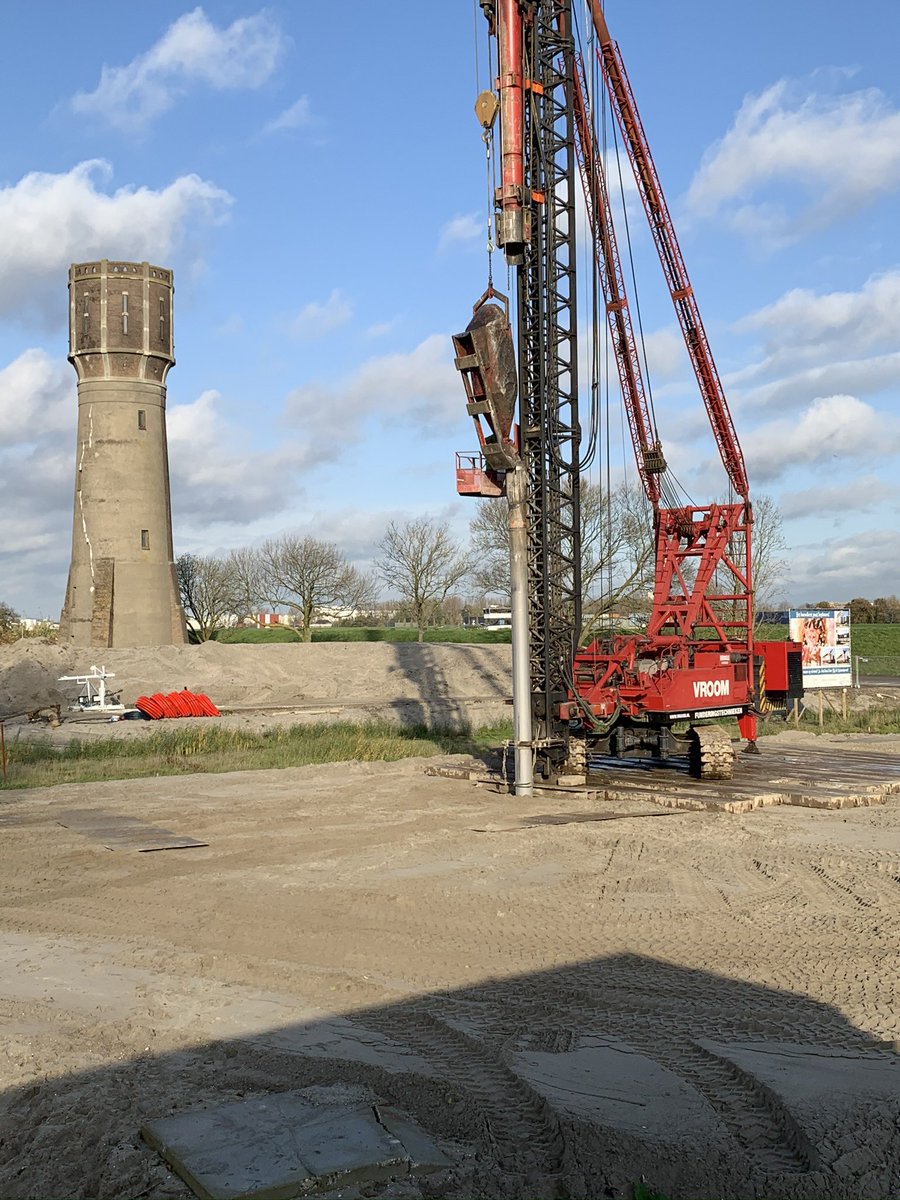Patrickvdstok's tweet photo. Vandaag 1 jaar geleden waren we aan het heien en inmiddels staat er een prachtig appartementencomplex buiten worden de laatste werkzaamheden gedaan en binnen schieten we goed op met de afbouw. @weboma #19appBDW te ‘s-Gravendeel https://t.co/XvP6AcUFag