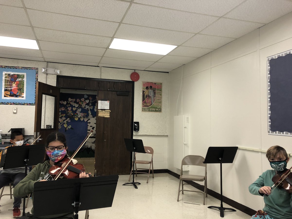 TJL_Elementary's tweet photo. Grade 5 students sounded amazing during their violin lesson with Mr. Rinaldi! 🎵🎻🙂@HarborfieldsCSD @HFMusicDept https://t.co/NLVKSehb08