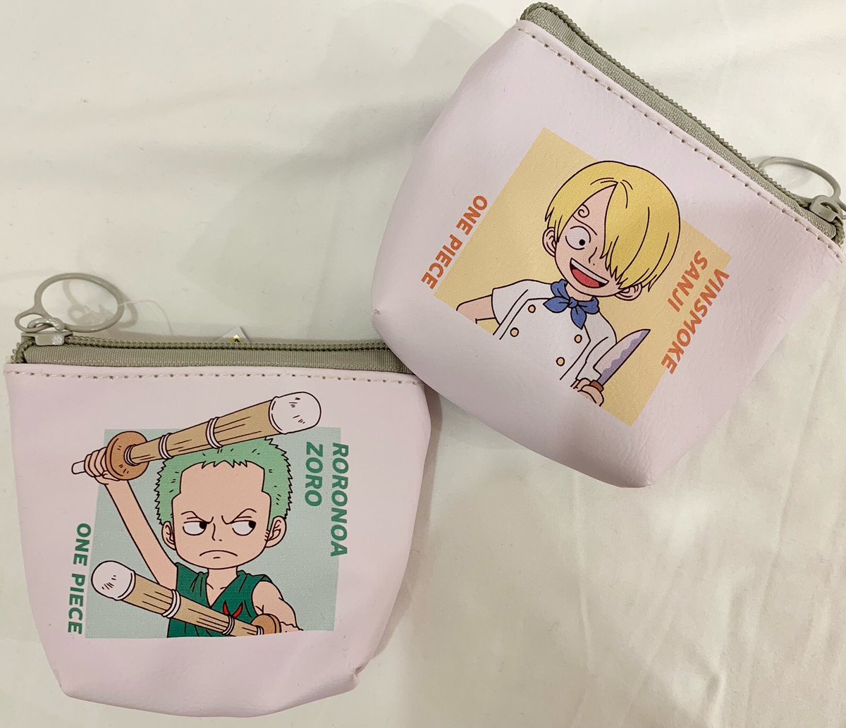 サンキューマートイオンモール熊本店 商品紹介 One Piece サンキューマートより ミニ台形ポーチのご紹介です ゾロとサンジのデザインがポイント 小銭やヘアピンなどの収納にバッチリ 是非店頭にてチェックして下さいね この商品が
