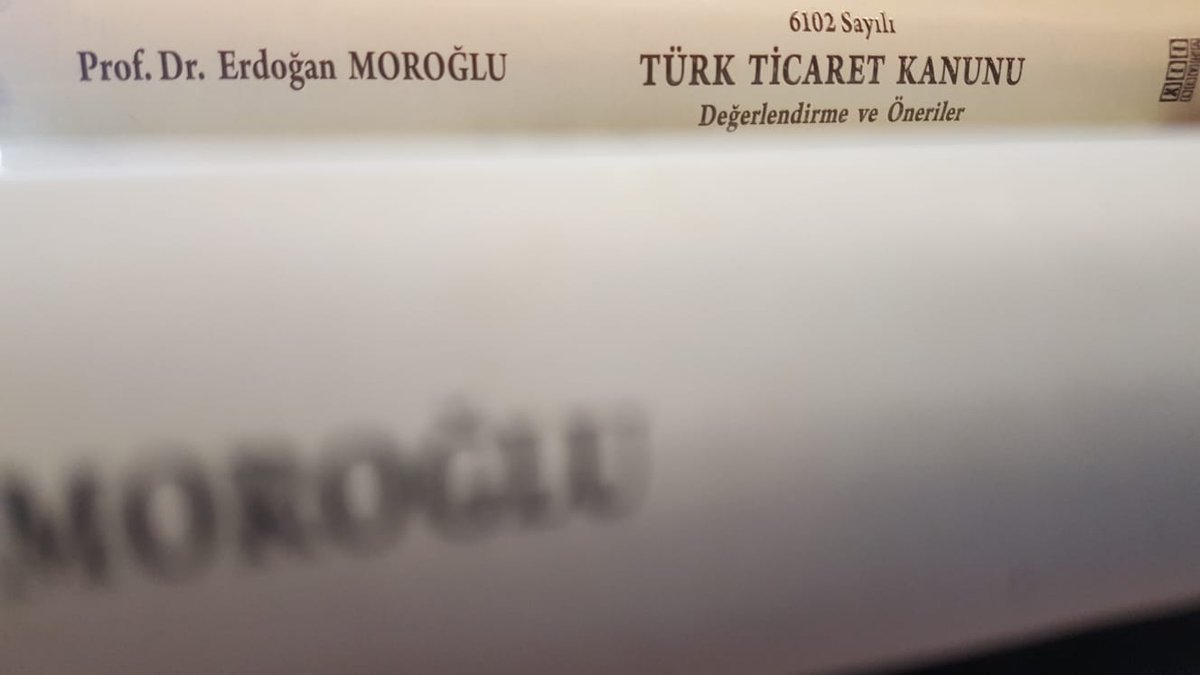 Ticaret hukukumuzun duayen isimlerinden Prof. Dr. Erdoğan MOROĞLU'nun, ürettiği değerli eserlerle hukukçuların zihninde düşüncelerini yaşatacağına inanıyor, kendisini saygıyla anıyoruz. #ErdoğanMoroğlu #TicaretHukuku #Hukuk