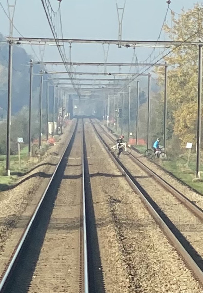 Infrabel_FR's tweet photo. Hier matin, entre Schulen et Diest, 2 cyclistes ont préféré passer par les voies au lieu d’emprunter le pont situé un peu plus loin : un comportement dangereux et irresponsable. 😡
Pour la sécurité de tou.te.s : respectez les règles de circulation aux abords des voies ! https://t.co/8rYfq3xflo