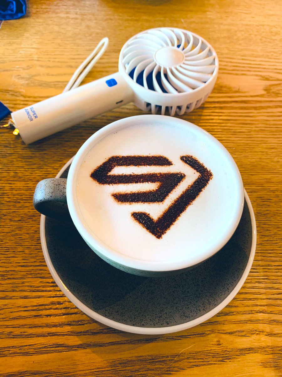 MadameIsis's tweet photo. It was such a lovely cafe with many lovely ELFs. I’ve always 💙 coming for any #SUPERJUNIOR CS event Cz every one is just so friendly and approachable. Hope those who received my FS love them as much as I did producing them. #UnderSJSky #chapter15withSJ. See u tmr at Orchard! https://t.co/CbaNTT5466