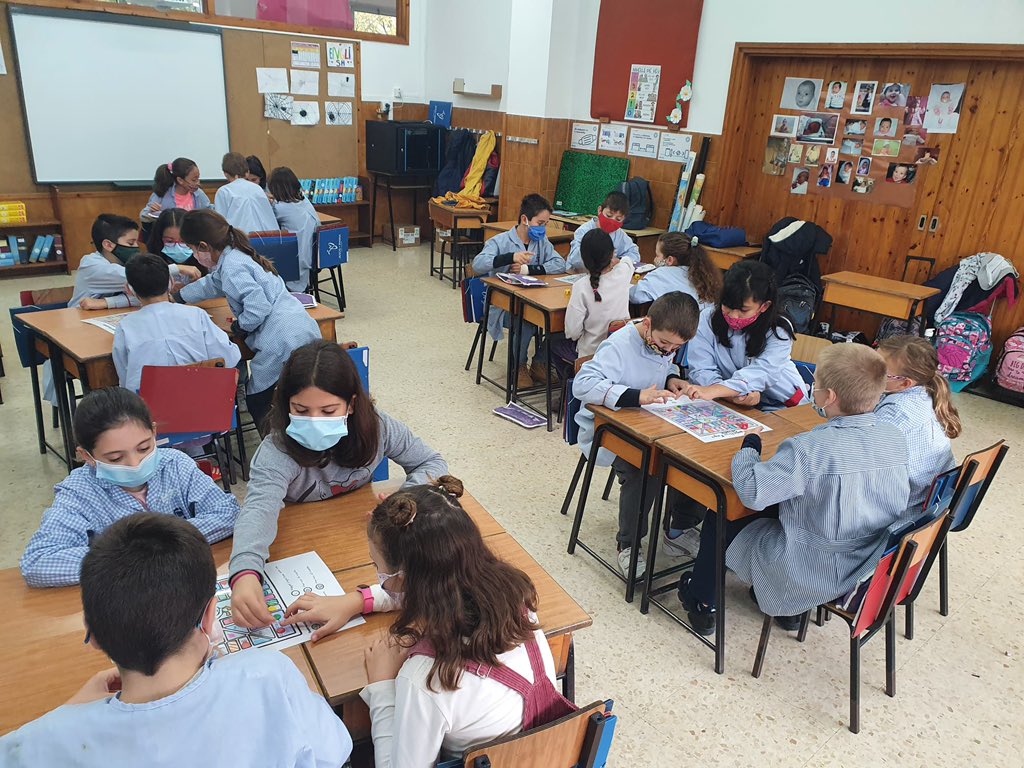 webjmsantandreu's tweet photo. Els alumnes de #4EP juguen al joc de l’oca “ De gota en gota i tiro... si no l’aigua s’esgota” elaborat pels alumnes de #2ESO #JVMA #simjm #somosjm #jmsantandreu https://t.co/kLML6vKAhX