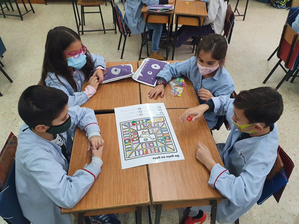 webjmsantandreu's tweet photo. Els alumnes de #4EP juguen al joc de l’oca “ De gota en gota i tiro... si no l’aigua s’esgota” elaborat pels alumnes de #2ESO #JVMA #simjm #somosjm #jmsantandreu https://t.co/kLML6vKAhX