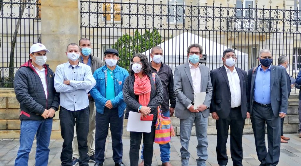 CNRCOMUNES's tweet photo. 🏛 Una comisión de la Peregrinación #PorLaVidaYPorLaPaz llega a la Casa de Nariño para la cita con el presidente de la República, @IvanDuque. https://t.co/vI7XgNTzet