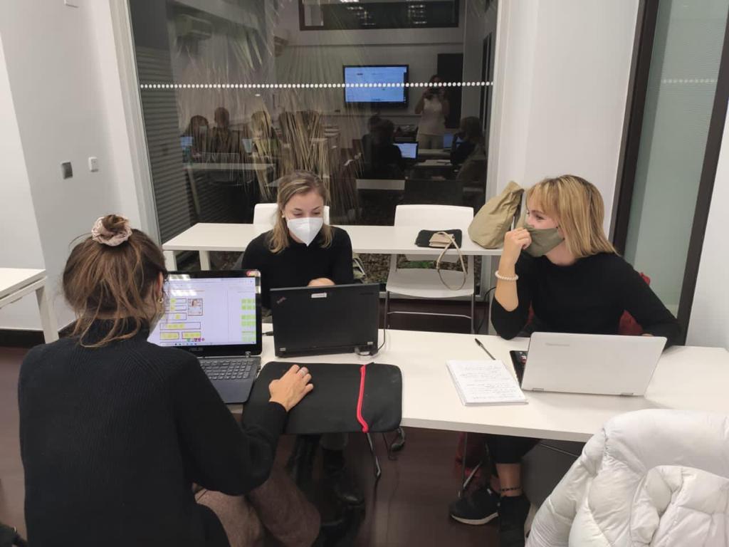 Inesdibts's tweet photo. Nuestros alumnos del #posgrado de #Marketing del Campus #Barcelona lo están dando todo y esforzándose al máximo en las nuevas instalaciones 💻😍

¡Orgullo de #AlumnInesdi y #ProfesInesdi! 💪

#inesdi #businessschools #proud #teamwork #alumnos https://t.co/7FaiWW2Xwj