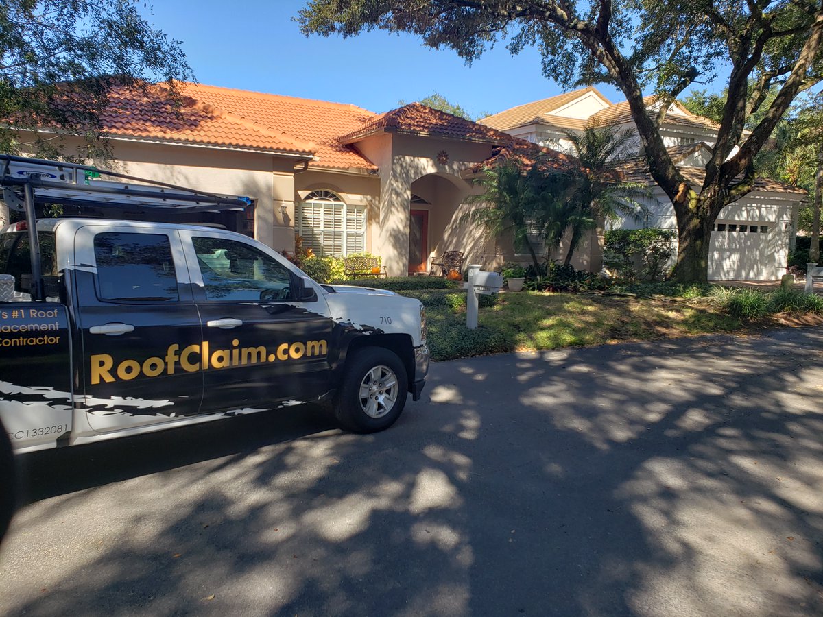 RoofClaimUS's tweet photo. Happy Friday! π
A beautiful new tile replacement done this week! βοΈ
#roofclaim #roofingtechnologyexperts #tilereplacement #homedesign #homedecor #homerenovation #roofingindustry https://t.co/PwLMpNDopu