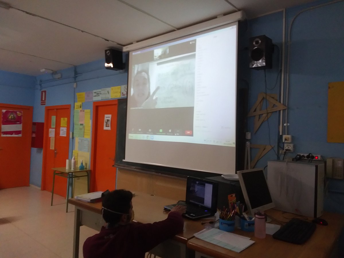 Uec_Almacelles's tweet photo. Ahir vam poder fer el primer taller online a la UEC de la mà de @antisidalleida amb el "Saps de què va?", molt útil per a les nostres alumnes. Gràcies Míriam!!! #repetirem #alauecfemcoses #parlemdetot https://t.co/9ym4FGNZCF