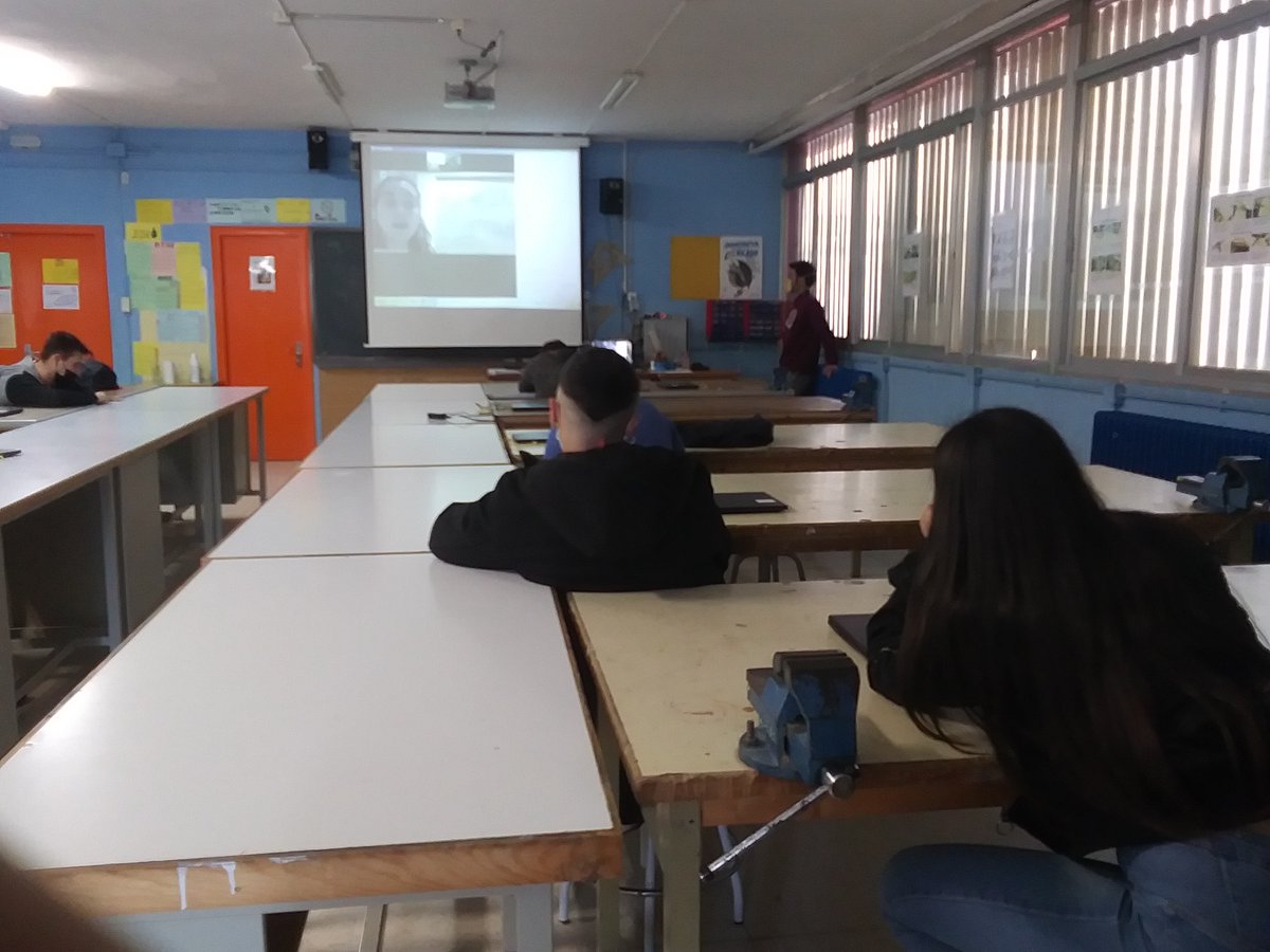 Uec_Almacelles's tweet photo. Ahir vam poder fer el primer taller online a la UEC de la mà de @antisidalleida amb el "Saps de què va?", molt útil per a les nostres alumnes. Gràcies Míriam!!! #repetirem #alauecfemcoses #parlemdetot https://t.co/9ym4FGNZCF