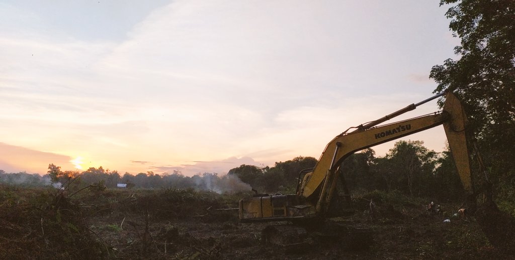 Tuhan tak pernah janji, 
Jalan selalu rata, 
Tapi dia berjanji, 
Berikan kekuatan.