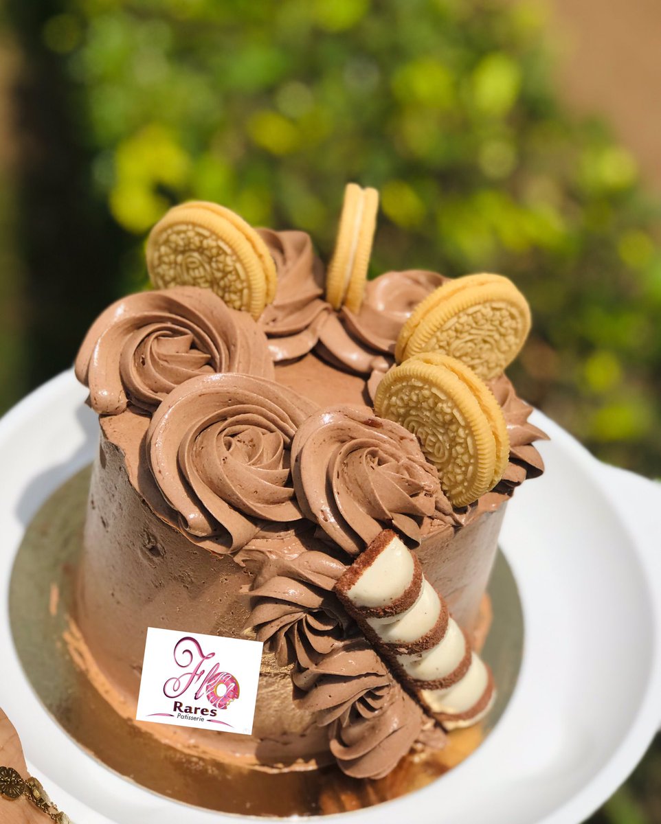 FloraresP's tweet photo. 🧁floRares Pâtisserie🍩 vous souhaite un très bon appétit 
#Togo #tgtwittos #kinderbueno https://t.co/eohdeDB7V0