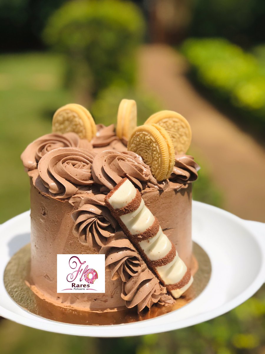 FloraresP's tweet photo. 🧁floRares Pâtisserie🍩 vous souhaite un très bon appétit 
#Togo #tgtwittos #kinderbueno https://t.co/eohdeDB7V0