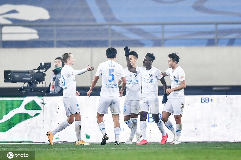 CSLfutbol's tweet photo. 🇨🇳 #SuperLigaChina 11º-12º IDA
⚽️ #GuangzhouRF x #DalianProFC 0-3 (Sam Larsson 49', Wang Jinxian 58', @EmmanuelBoaten8 74') https://t.co/GjKGQNCmex
