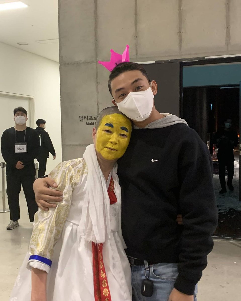 SIKseekers's tweet photo. 2020.11.06 #YooAhln posed with the legendary Korean contemporary choreographer/dancer Ahn Eun Me after her performance tonight 😊 #유아인 

©ahneunme https://t.co/RhmerUMp7r