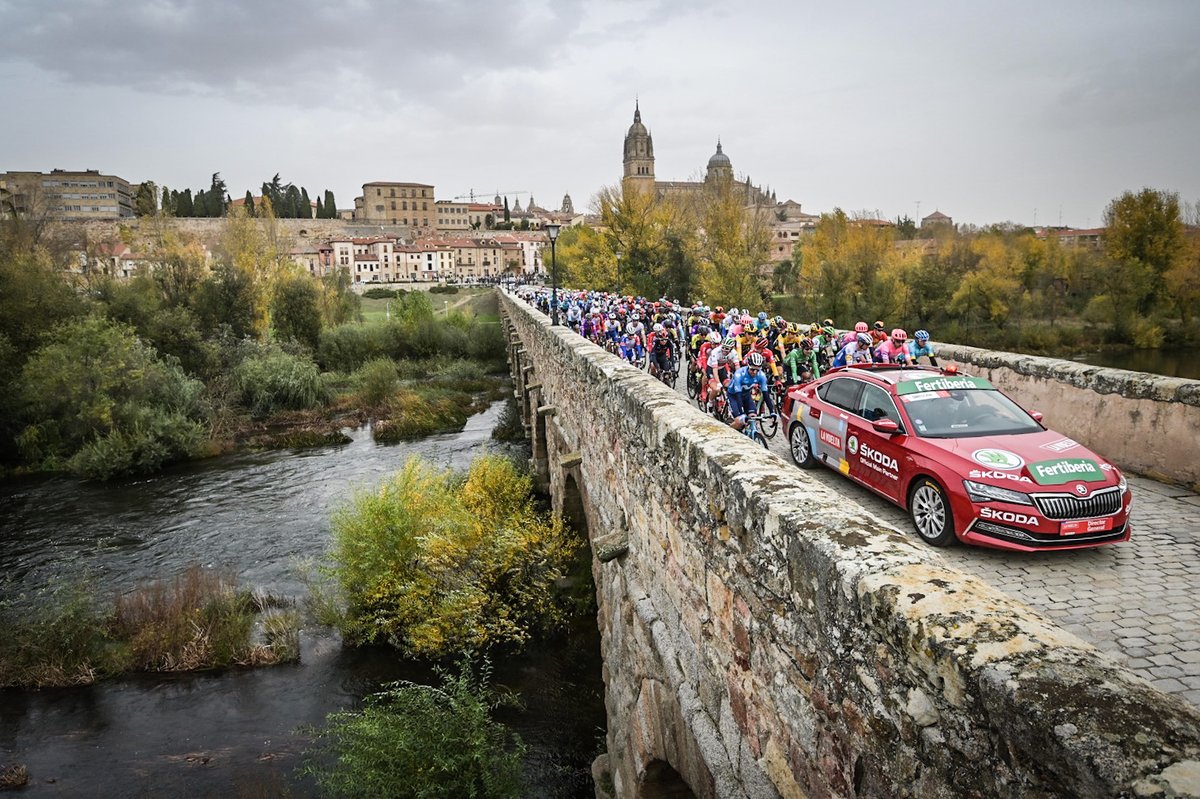 lavuelta's tweet photo. 🏁 Km 0 | Etapa 16 - Stage 16 | #LaVuelta20

🇪🇸 ¡Arranca la etapa! Ataques de salida
🇬🇧 The stage is on, attacks for the break 🔥

📸: @charlylopezph 

👉https://t.co/zqaO4Bw62K https://t.co/xEk6ED007e