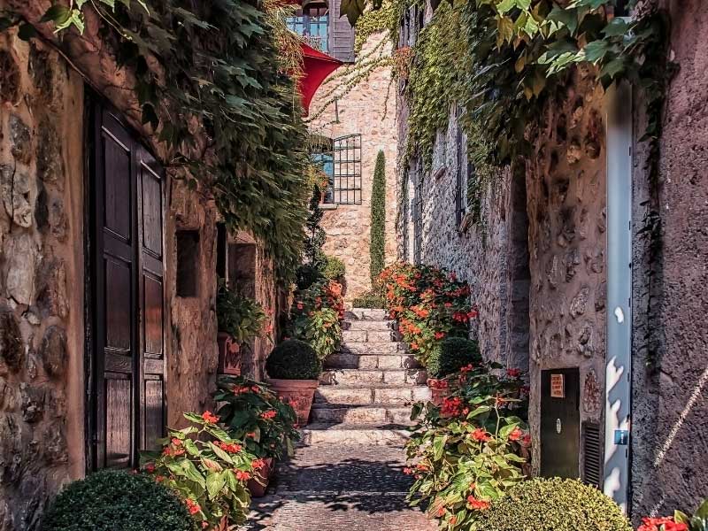 lifefrance's tweet image. Daily #photooftheday from #France stairway to heaven... Saint-Paul-de-Vence, Provence ♥️
#thegoodlifefrance