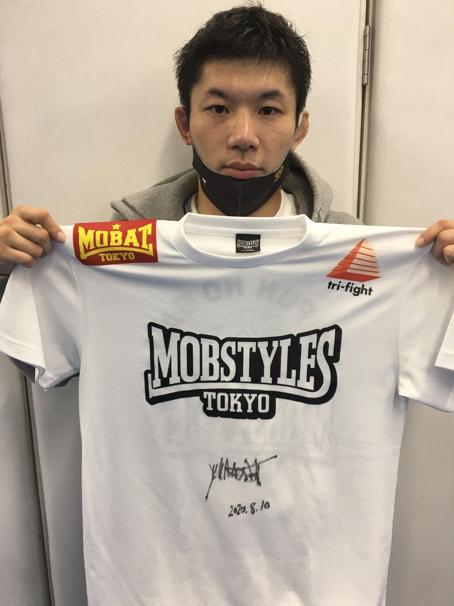 trifight's tweet photo. チームトライファイト #斎藤裕 選手
 
RIZIN23入場時に実際着用したTシャツにサインをお入れし、１名様にプレゼント🎁🎉
 
応募方法
@trifight @yutakasaito1008をフォロー＆この投稿をリツイート
 
締切：11月13日(金)
お届け先：日本国内のみ当選者にはDMにてご連絡します
 
https://t.co/ehI1GMeoD2 https://t.co/jU36M4tLUr