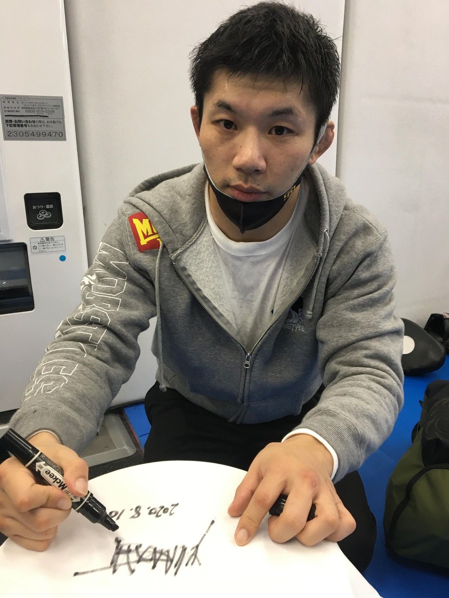 trifight's tweet photo. チームトライファイト #斎藤裕 選手
 
RIZIN23入場時に実際着用したTシャツにサインをお入れし、１名様にプレゼント🎁🎉
 
応募方法
@trifight @yutakasaito1008をフォロー＆この投稿をリツイート
 
締切：11月13日(金)
お届け先：日本国内のみ当選者にはDMにてご連絡します
 
https://t.co/ehI1GMeoD2 https://t.co/jU36M4tLUr