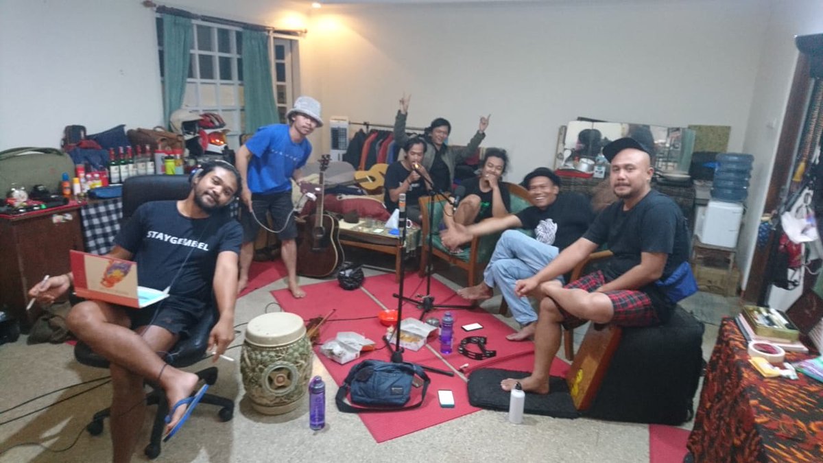 RURUradio's tweet photo. Filosofals sudah mulai skoy bersama @syarikatidola hanya di https://t.co/2czmufUSzV sikatskoy!!! @iwanfals #filosofals #syarikatidolaremaja #rururadio https://t.co/Fgy0Gex4Dk