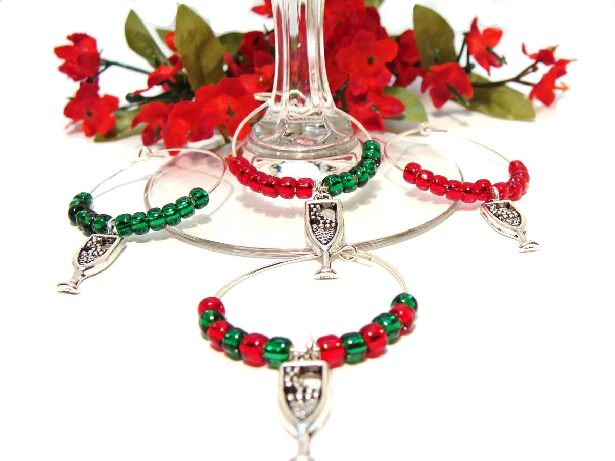 girliegals12's tweet photo. Set of 4 Christmas Wine Glass Charms of Grape Clusters or Wine Glasses: https://t.co/v6pM8uJh1X #Christmaswinetags #wineglass #grapeclusters. #wineglasscharms #redandgreen #Christmasparty #Holidays #Christmasgift #entertainment #baraccessories #etsyhandmade #etsyseller #shopsmall https://t.co/NYZ86KKqXd