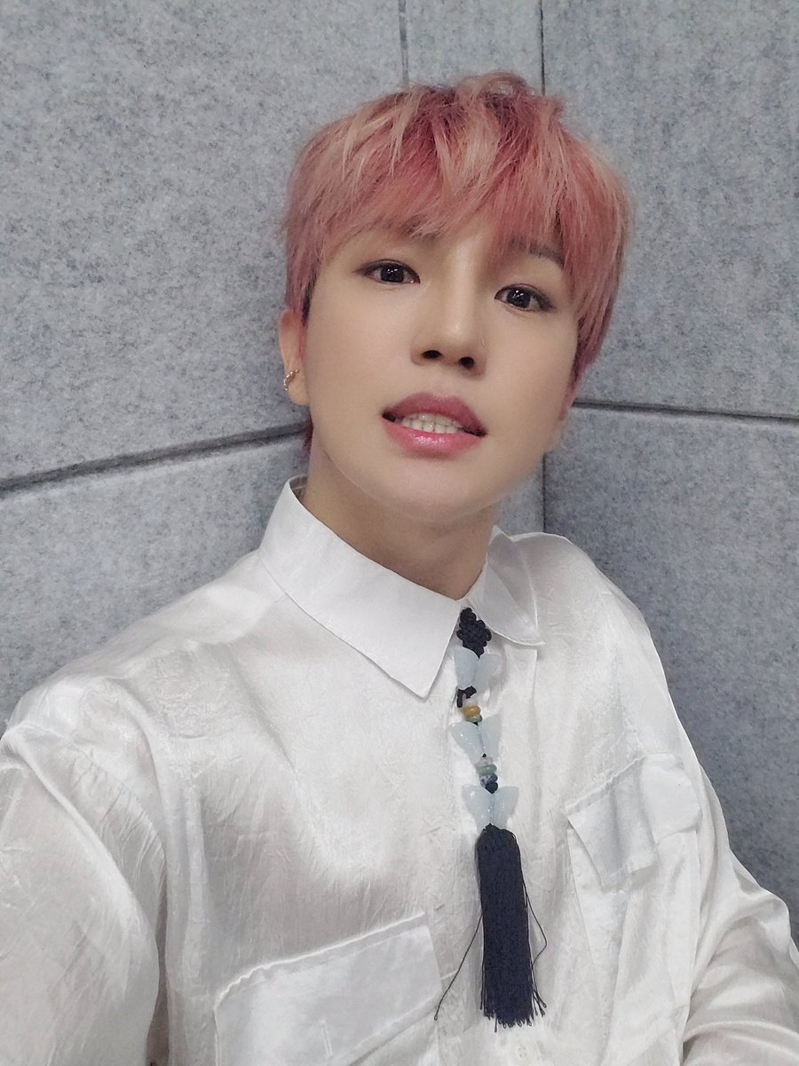 official_ACE7's tweet photo. [#에이스_동훈]
오랜만에 에이스로 무대를 보여주니 기분이 좋습니다!
초이스도 오늘 하루 행복했기를❤
#초이스 #에이스 #CHOICE #ACE https://t.co/OzovHVqMyo