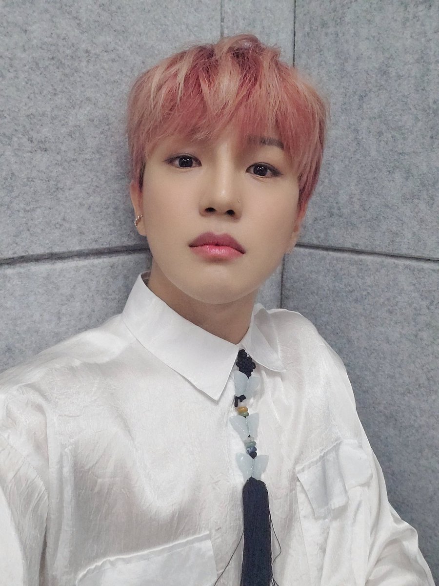 official_ACE7's tweet photo. [#에이스_동훈]
오랜만에 에이스로 무대를 보여주니 기분이 좋습니다!
초이스도 오늘 하루 행복했기를❤
#초이스 #에이스 #CHOICE #ACE https://t.co/OzovHVqMyo