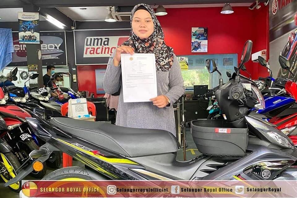redzuanNewsMPB's tweet photo. Tengku Permaisuri Selangor, Tengku Permaisuri Norashikin berkenan menyampaikan sumbangan peribadi berupa sebuah motosikal kepada Nur Athirah Abdul Latiff yang ditimpa musibah apabila motosikalnya dicuri ketika melakukan penghantaran makanan di Batu Caves, kelmarin. https://t.co/5MRtiKsoPd