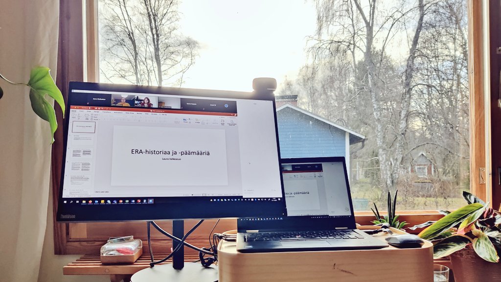AuraKivilaakso's tweet photo. Eurooppalaisesta tiedepolitiikasta ja tutkimusrahoituksen käytännöistä väitellyt kollegani @lrvlk pitää esitelmää @helsinkiuni'n Tutkimuksen johdon tuki -yksiköiden perjantaikollokviossa. Hauska ja hyödyllinen tapa jakaa osaamista ja tavata työkavereita. https://t.co/WrJJye19hc