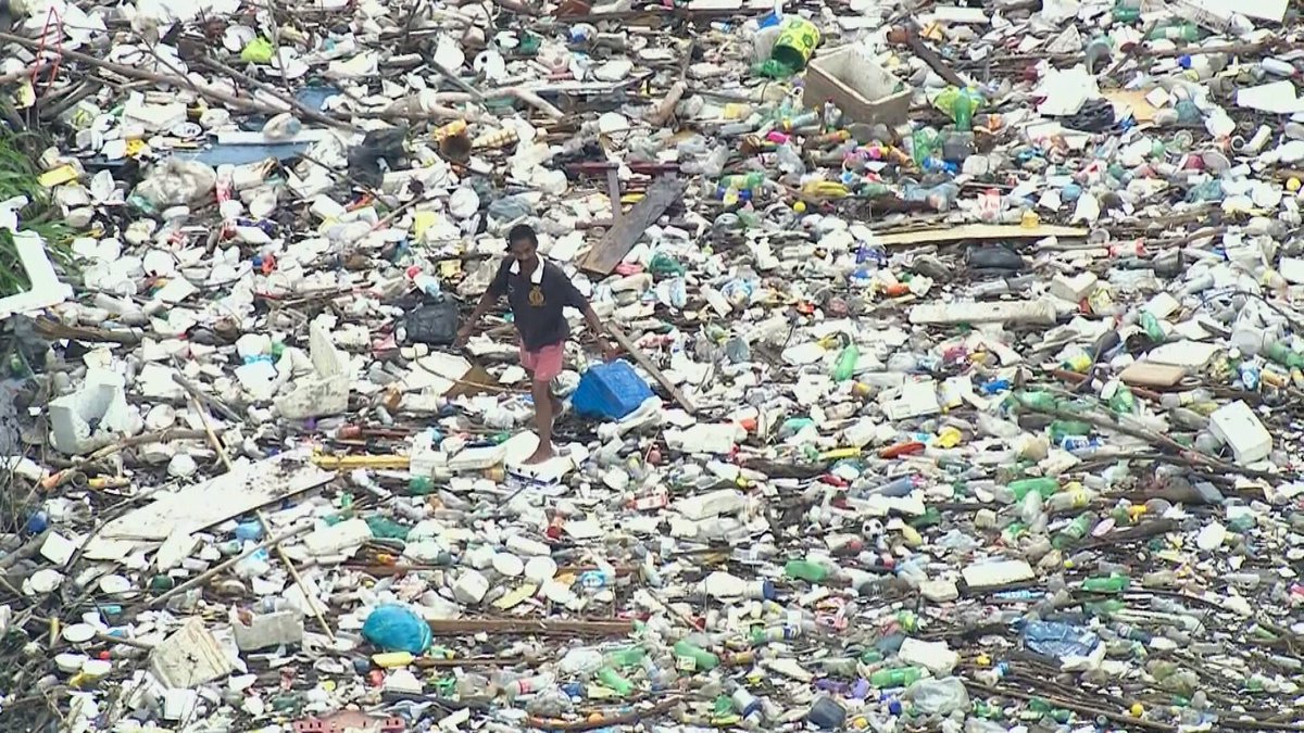 Cecillia's tweet photo. Este homem está caminhando sobre um rio. Isso mesmo. Ele caminha sobre o Rio Sarapuí, perto de Nilópolis, na Baixada Fluminense, que desemboca no Parque Estadual do Mendanha, na zona oeste do RJ https://t.co/qAMVCpqgQ3 https://t.co/am9SzjC12w