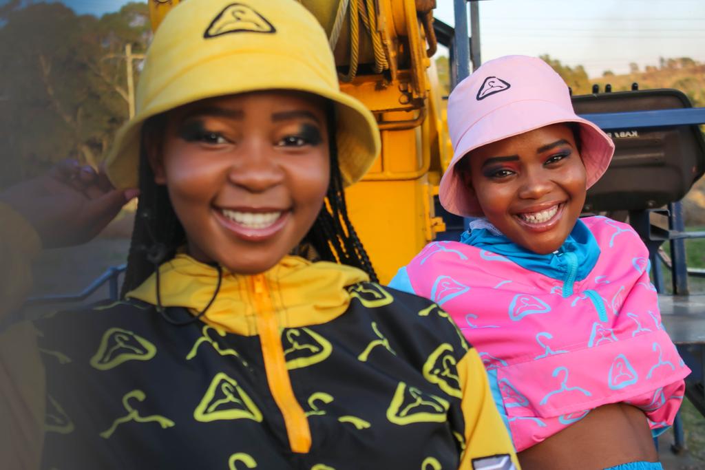 cash_clothing14's tweet photo. #localfriday look the part. The merch is available. Bucket hats are R150, Two piece windbreaker R800, Windbreaker Jacket R550, Windbreaker Pants R400, tshirts are R200. Order via DM or WhatsApp @ 0782171067
#MasteringYoDestiny #CASH_Clothing #UrbanHustler #Fbf
#fridayvibes https://t.co/4zBdbVULUv