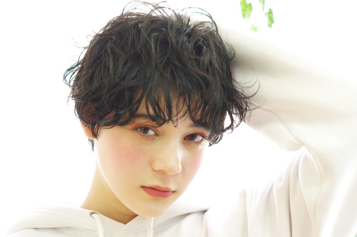 宇賀治 智 パーマをかけるとボリュームが出過ぎちゃう なんて思ってませんか ボリュームを潰すパーマもあるんです ボリュームを調節して 可愛い動きを出しちゃいましょ 初回限定 カット パーマ 9000 ショートヘア マッシュショート マッシュパーマ