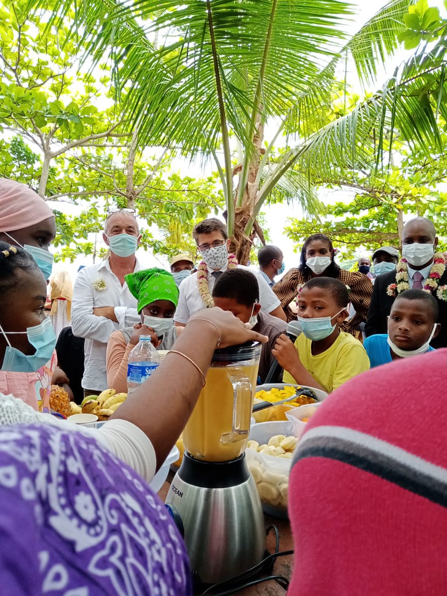 ac_mayotte's tweet photo. 📣Ouverture de la FÊTE DE LA SCIENCE 2020 à Acoua en présence des officiels et du recteur.
➡️construction d'une pirogue expliquée par un #foundi
➡️ construction d'une voiturette en bois #Garikakazu
➡️ ateliers nutrition avec la CCAS d'Acoua / transformation du manioc
#FDS2020 https://t.co/OiEm7BK0uK