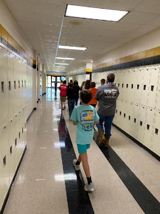 MCMS_7th_Grade's tweet photo. 7th grade Science students learning about heart rate and respiration. 🩺❣️ #pineappleMCMS @MCMS_Bulldogs  @JwillisMcms  @glover_science  @dorritymcms https://t.co/Tuvw2cBTV9