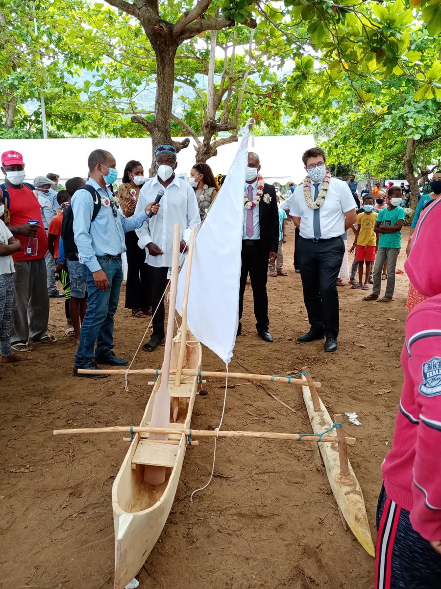 ac_mayotte's tweet photo. 📣Ouverture de la FÊTE DE LA SCIENCE 2020 à Acoua en présence des officiels et du recteur.
➡️construction d'une pirogue expliquée par un #foundi
➡️ construction d'une voiturette en bois #Garikakazu
➡️ ateliers nutrition avec la CCAS d'Acoua / transformation du manioc
#FDS2020 https://t.co/OiEm7BK0uK