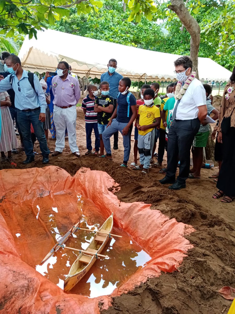 ac_mayotte's tweet photo. 📣Ouverture de la FÊTE DE LA SCIENCE 2020 à Acoua en présence des officiels et du recteur.
➡️construction d'une pirogue expliquée par un #foundi
➡️ construction d'une voiturette en bois #Garikakazu
➡️ ateliers nutrition avec la CCAS d'Acoua / transformation du manioc
#FDS2020 https://t.co/OiEm7BK0uK