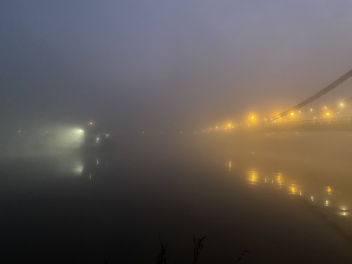 SarahJGP's tweet image. #sparrowfart #towpathexercise #HammersmithBridge