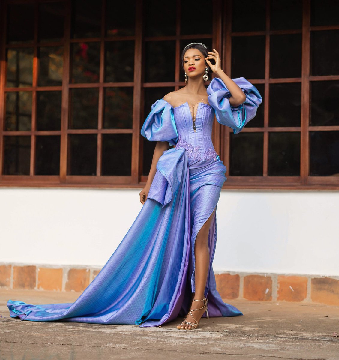 Ablade_Dromo's tweet photo. AURORA'S IMPECCABLE DREAM 

Meet Claudia...the king's sister

Written and directed by Nii Adjei Dromo for ABLADE DROMO.

#fashionfilm #royalty  #fashion #dinner #luxury #couture #hautecouture #dromo #deborah 

@bra_perucci @debonairafrik @ameyaw112 https://t.co/JCAzrBmzGU