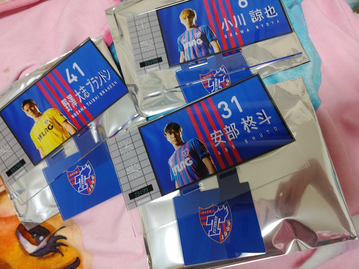 arichaaam_48's tweet photo. FC東京 大型映像機風スマホスタンドが届いたーって思って開けたら…やっぱり予想通りの小��諒也笑
私が欲しいのは健太監督､レア、丹羽ちゃんなのにー😭
誰か交換してくれぇー!!!!笑

#FC東京
#大型映像機風スマホスタンド https://t.co/VLli6NzZU0