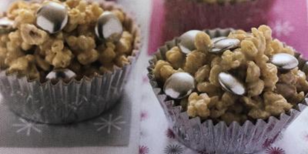 DeliaOnline's tweet photo. Friday's #recipeoftheday is taken from the archive - White Chocolate Rice Krispie Cakes with Silver Smarties https://t.co/UcuvU0JLZR #littlecakes #chocolaterecipes #ricekrispiecakes https://t.co/Y80h6euAV3