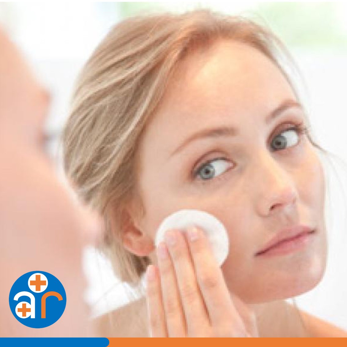 FarmAliciaRiera's tweet photo. No te vayas a la cama sin desmaquillarte: Durante las horas de sueño, nuestra piel aprovecha para regenerarse y oxigenarse. Por eso es importante que cumplas los tres pasos: Limpieza, tonificación y nutrición.

#Piel #Envejecimiento #Menopausia #Farmacia #FarmaciaAliciaRiera https://t.co/pXPQmafYCI