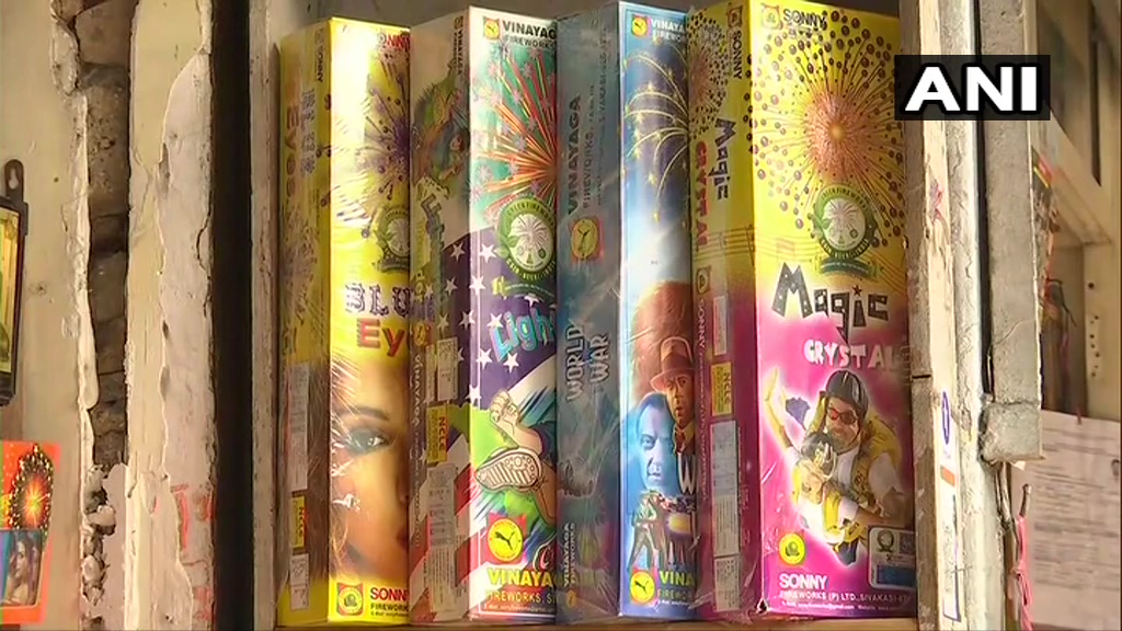 ANI's tweet photo. Vendors in Delhi request government to permit the sale of green crackers till Diwali.

“Due to the sudden ban, we have to face losses of approx Rs 15-20 lakhs. Earlier the govt said green cracker can be sold and gave us licence. We had already purchased the stock,” says a vendor. https://t.co/537FuRARMi