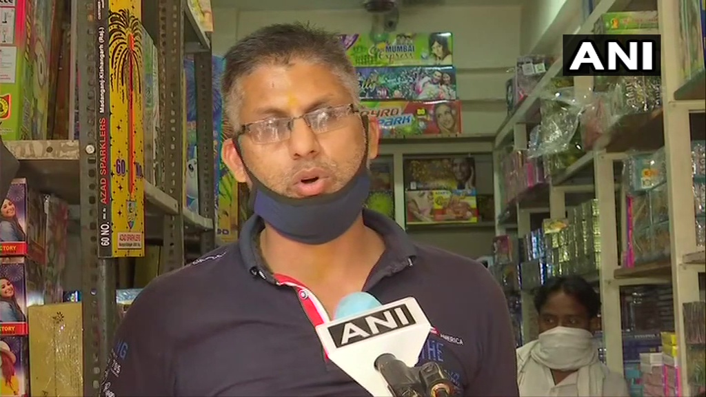 ANI's tweet photo. Vendors in Delhi request government to permit the sale of green crackers till Diwali.

“Due to the sudden ban, we have to face losses of approx Rs 15-20 lakhs. Earlier the govt said green cracker can be sold and gave us licence. We had already purchased the stock,” says a vendor. https://t.co/537FuRARMi