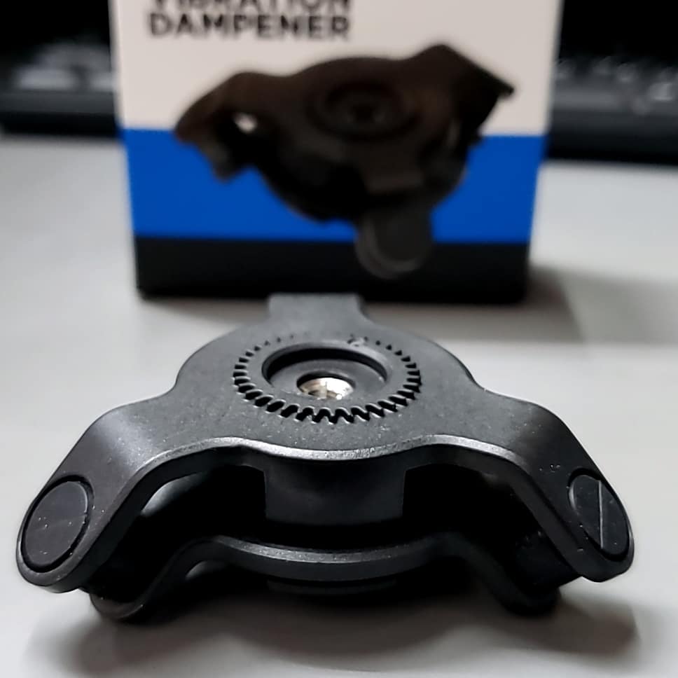 keisixnine's tweet photo. クアッドロックジャパンさんから
モニターキャンペーンで当選した
QUAD LOCKのバイブレーションダンパーが届きました✨

これで振動の多いMT-01でも安心してスマホ装置して走れる👍

#quadlock #quadlockmoto #クアッドロック #クアッドロック #モニターキャンペーン #mt01 https://t.co/vNIF7ozeau