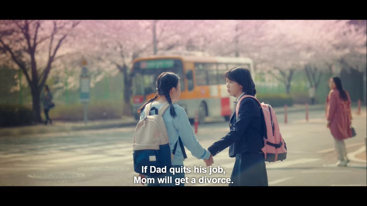 1. The turning point: Dalmi and Injae followed their Dad to prevent their family from splitting up, but they ended up seeing their Dad getting abused instead. They went home, and their parents decided to get divorced anyway. They carry the same/similar scars.  #StartUp