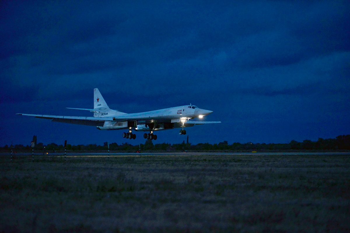 Ночная посадка стратегического ракетоносца Ту-160.

#Минобороны #ВВС #ВКС #ДальняяАвиация #Ту160 #Самолеты #БоеваяПодготовка