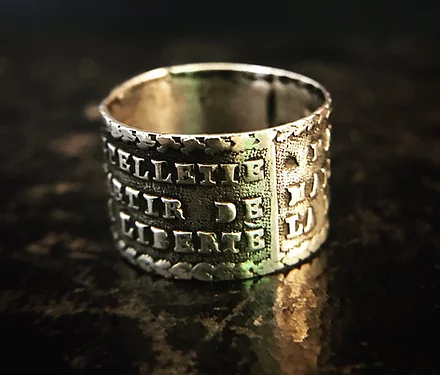 EcritsHistoire's tweet photo. Sur https://t.co/2F23CciZcE , un bague en or et argent commémorant 3 (et non 2 comme dans l'annonce en anglais) #révolutionnaires : #Marat, #Lepeletier de St Fargeau (tué après son vote condamnant à mort Louis XVI) et le #jacobin lyonnais #Chalier 
https://t.co/coegSv5bHD https://t.co/1CvXxYQWrj