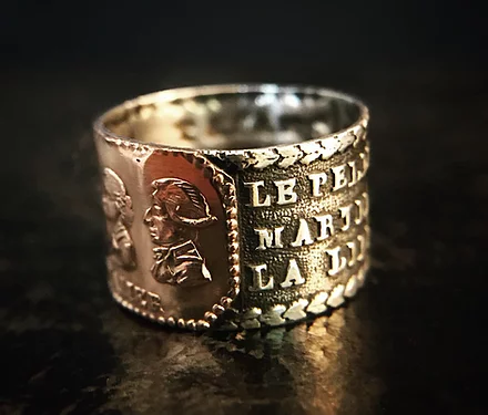 EcritsHistoire's tweet photo. Sur https://t.co/2F23CciZcE , un bague en or et argent commémorant 3 (et non 2 comme dans l'annonce en anglais) #révolutionnaires : #Marat, #Lepeletier de St Fargeau (tué après son vote condamnant à mort Louis XVI) et le #jacobin lyonnais #Chalier 
https://t.co/coegSv5bHD https://t.co/1CvXxYQWrj